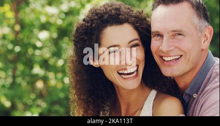 Die besten Momente im Leben werden mit Liebe gemacht. Porträt eines glücklichen und liebevollen reifen Paares, das im Freien viel Zeit miteinander verbringt. Stockfoto