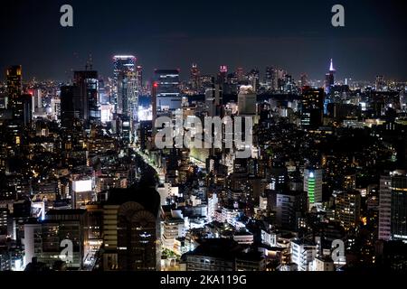 Tokio, Japan. 30. Oktober 2022. Die Skyline von Tokio bei Nacht vom Yebisu Garden Palace Tower aus gesehen, mit Blick auf Shibuya und Shinjuku.Japan hat vor kurzem nach mehr als zwei Jahren Reiseverbote aufgrund der COVID-19-Pandemie wieder für den Tourismus geöffnet. Der Yen hat gegenüber dem US-Dollar stark abgeschrieben, was wirtschaftliche Turbulenzen für den internationalen Handel und die japanische Wirtschaft verursacht hat. Touristen können in Japan steuerfrei mit einem temporären Besuchervisum einkaufen. (Bild: © Taidgh Barron/ZUMA Press Wire) Stockfoto