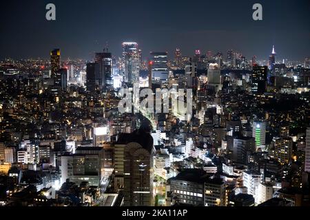 Tokio, Japan. 30. Oktober 2022. Die Skyline von Tokio bei Nacht vom Yebisu Garden Palace Tower aus gesehen, mit Blick auf Shibuya und Shinjuku.Japan hat vor kurzem nach mehr als zwei Jahren Reiseverbote aufgrund der COVID-19-Pandemie wieder für den Tourismus geöffnet. Der Yen hat gegenüber dem US-Dollar stark abgeschrieben, was wirtschaftliche Turbulenzen für den internationalen Handel und die japanische Wirtschaft verursacht hat. Touristen können in Japan steuerfrei mit einem temporären Besuchervisum einkaufen. (Bild: © Taidgh Barron/ZUMA Press Wire) Stockfoto