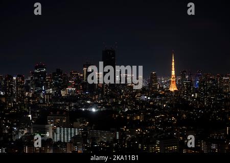 Tokio, Japan. 30. Oktober 2022. Die Skyline von Tokio bei Nacht vom Yebisu Garden Palace Tower aus gesehen, mit Blick auf den Tokyo Tower und die Roppongi Hills.Japan hat vor kurzem nach mehr als zwei Jahren Reiseverbote aufgrund der COVID-19-Pandemie wieder für den Tourismus geöffnet. Der Yen hat gegenüber dem US-Dollar stark abgeschrieben, was wirtschaftliche Turbulenzen für den internationalen Handel und die japanische Wirtschaft verursacht hat. Touristen können in Japan steuerfrei mit einem temporären Besuchervisum einkaufen. (Bild: © Taidgh Barron/ZUMA Press Wire) Stockfoto