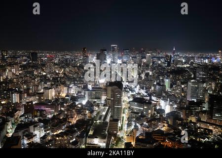 Tokio, Japan. 30. Oktober 2022. Die Skyline von Tokio bei Nacht vom Yebisu Garden Palace Tower aus gesehen, mit Blick auf Shibuya und Shinjuku.Japan hat vor kurzem nach mehr als zwei Jahren Reiseverbote aufgrund der COVID-19-Pandemie wieder für den Tourismus geöffnet. Der Yen hat gegenüber dem US-Dollar stark abgeschrieben, was wirtschaftliche Turbulenzen für den internationalen Handel und die japanische Wirtschaft verursacht hat. Touristen können in Japan steuerfrei mit einem temporären Besuchervisum einkaufen. (Bild: © Taidgh Barron/ZUMA Press Wire) Stockfoto