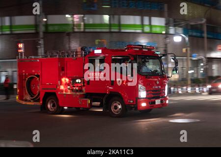 Tokio, Japan. 30. Oktober 2022. Ein von Isuzu hergestelltes Feuerwehrfahrzeug, das für die Feuerwehr Tokio in Betrieb ist. Öffentliche Sicherheit, Katastrophenvorsorge, Japan Emergency Services. Japan hat kürzlich nach mehr als zwei Jahren Reiseverbote aufgrund der COVID-19-Pandemie wieder für den Tourismus geöffnet. Der Yen hat gegenüber dem US-Dollar stark abgeschrieben, was wirtschaftliche Turbulenzen für den internationalen Handel und die japanische Wirtschaft verursacht hat. Touristen können in Japan steuerfrei mit einem temporären Besuchervisum einkaufen. (Bild: © Taidgh Barron/ZUMA Press Wire) Stockfoto