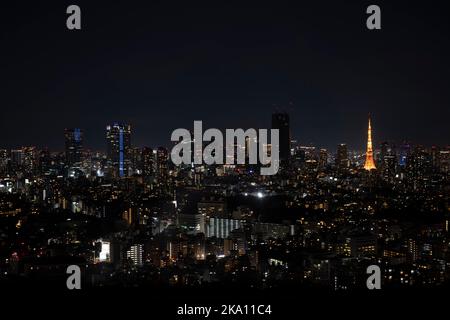 Tokio, Japan. 30. Oktober 2022. Die Skyline von Tokio bei Nacht vom Yebisu Garden Palace Tower aus gesehen, mit Blick auf den Tokyo Tower und die Roppongi Hills.Japan hat vor kurzem nach mehr als zwei Jahren Reiseverbote aufgrund der COVID-19-Pandemie wieder für den Tourismus geöffnet. Der Yen hat gegenüber dem US-Dollar stark abgeschrieben, was wirtschaftliche Turbulenzen für den internationalen Handel und die japanische Wirtschaft verursacht hat. Touristen können in Japan steuerfrei mit einem temporären Besuchervisum einkaufen. (Bild: © Taidgh Barron/ZUMA Press Wire) Stockfoto