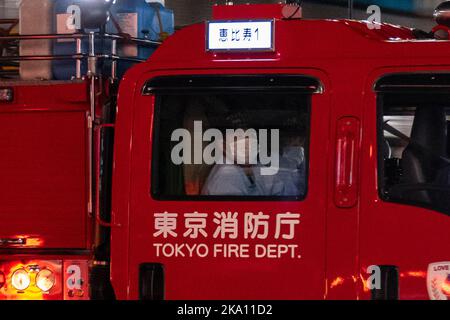 Tokio, Japan. 30. Oktober 2022. Ein von Isuzu hergestelltes Feuerwehrfahrzeug, das für die Feuerwehr Tokio in Betrieb ist. Öffentliche Sicherheit, Katastrophenvorsorge, Japan Emergency Services. Japan hat kürzlich nach mehr als zwei Jahren Reiseverbote aufgrund der COVID-19-Pandemie wieder für den Tourismus geöffnet. Der Yen hat gegenüber dem US-Dollar stark abgeschrieben, was wirtschaftliche Turbulenzen für den internationalen Handel und die japanische Wirtschaft verursacht hat. Touristen können in Japan steuerfrei mit einem temporären Besuchervisum einkaufen. (Bild: © Taidgh Barron/ZUMA Press Wire) Stockfoto