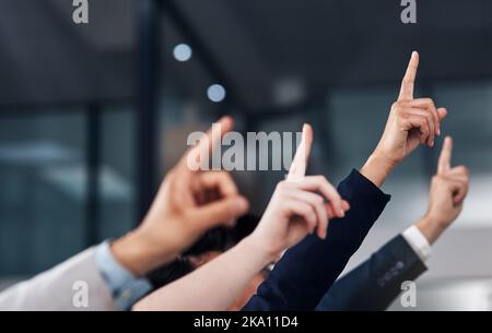 Eine Gruppe von Geschäftsleuten, die ihre Hände erheben. Stockfoto