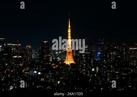 Tokio, Japan. 30. Oktober 2022. Die Skyline von Tokio bei Nacht vom Yebisu Garden Palace Tower aus gesehen, mit Blick auf den Tokyo Tower und die Roppongi Hills.Japan hat vor kurzem nach mehr als zwei Jahren Reiseverbote aufgrund der COVID-19-Pandemie wieder für den Tourismus geöffnet. Der Yen hat gegenüber dem US-Dollar stark abgeschrieben, was wirtschaftliche Turbulenzen für den internationalen Handel und die japanische Wirtschaft verursacht hat. Touristen können in Japan steuerfrei mit einem temporären Besuchervisum einkaufen. (Bild: © Taidgh Barron/ZUMA Press Wire) Stockfoto