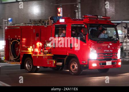 Tokio, Japan. 30. Oktober 2022. Ein von Isuzu hergestelltes Feuerwehrfahrzeug, das für die Feuerwehr Tokio in Betrieb ist. Öffentliche Sicherheit, Katastrophenvorsorge, Japan Emergency Services. Japan hat kürzlich nach mehr als zwei Jahren Reiseverbote aufgrund der COVID-19-Pandemie wieder für den Tourismus geöffnet. Der Yen hat gegenüber dem US-Dollar stark abgeschrieben, was wirtschaftliche Turbulenzen für den internationalen Handel und die japanische Wirtschaft verursacht hat. Touristen können in Japan steuerfrei mit einem temporären Besuchervisum einkaufen. (Bild: © Taidgh Barron/ZUMA Press Wire) Stockfoto