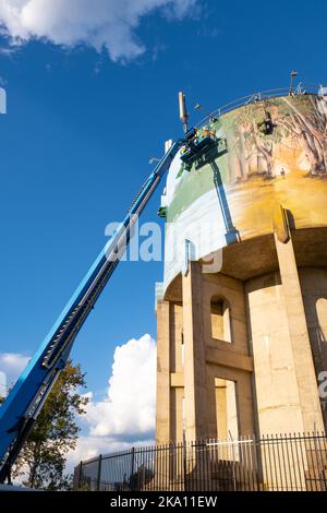 Wandmaler, Brightsider, die am Wasserturm im Casino, NSW, Australien arbeiten Stockfoto