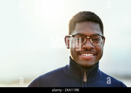 Hes ein selbstbewusster Kerl. Porträt eines hübschen jungen Mannes, der Zeit im Freien verbringt. Stockfoto