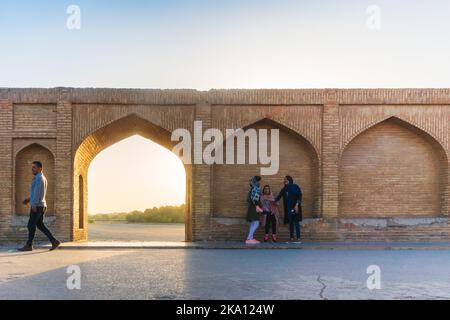 Isfahan, Iran - August 2018: Weibliche iranische Touristen mit Kopftuch auf der Khaju-Brücke in Isfahan, Iran. Iranische Touristen oder Menschen Stockfoto