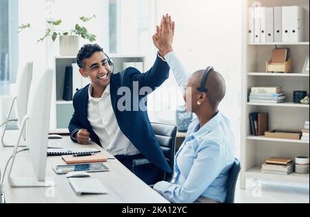 Call Center, High Five und Team Hands zur Unterstützung von Verkauf, Telemarketing und Erfolg, Vertrieb und Zielgruppenansprache im Büro. Teamwork, B2B und Hand in Motivation Stockfoto