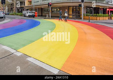 Nach einem kurzen Auftritt im Jahr 2013 wurde die Regenbogenstraßenkreuzung auf dem Taylors Square in Sydney, Australien, 2019 endgültig Stockfoto