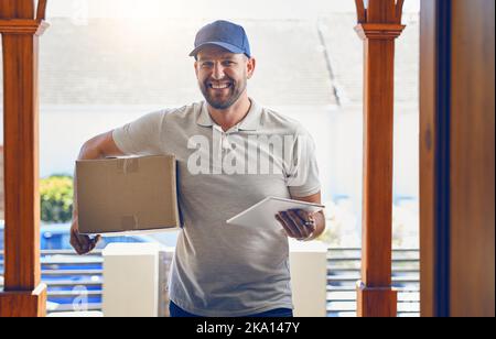 Ich habe Ihr Paket sicher hier bekommen. Porträt eines Kuriers, der eine Lieferung nach Hause macht. Stockfoto
