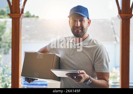 Pünktlich, die ganze Zeit. Porträt eines Kuriers, der eine Lieferung nach Hause macht. Stockfoto