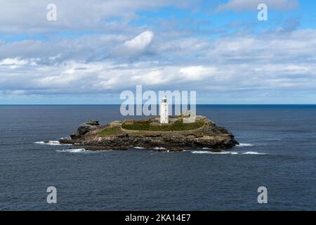 Blick auf den Godrevy Leuchtturm in der Nähe von Gwihian in der Bucht von St. Ives Stockfoto