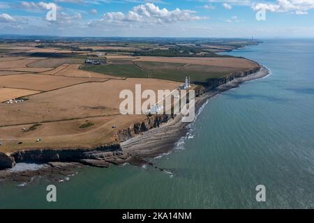 Luftaufnahme des Nash Point Lighthouse und der Monknash Coast in Südwales Stockfoto