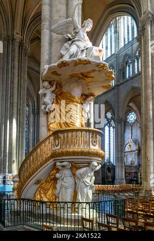 Amiens, Frankreich - 12. September 2022: Blick auf die Kanzel im Amiens Cahtedral Stockfoto