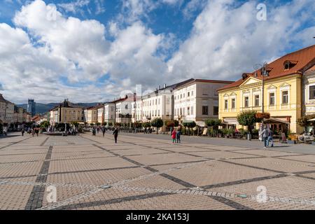 Banska Bystrica, Slowakei - 28. September 2022: Blick auf den Hauptplatz der Stadt im historischen Stadtzentrum von Banska Bystrica Stockfoto