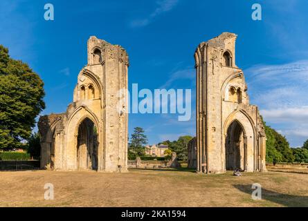 Glastonbury, Vereinigtes Königreich - 1. September 2022: Blick auf die Ruinen der Kreuzung bei der Glastonbury Abbey Stockfoto