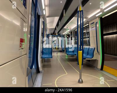 Innenansicht des Metro-Wagens MPM-10 Azur in Montreal. Es wurde von einem Konsortium aus Bombardier Transportation und Alstom gebaut. Stockfoto