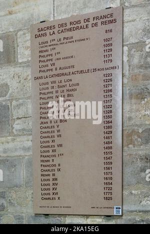 Reims, Frankreich - 13. September 2022: Wandtafel mit den Namen der französischen Könige, die in der Kathedrale von Reims gesalbt und gekrönt wurden Stockfoto