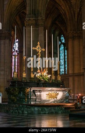 Reims, Frankreich- 13. September 2022: Blick auf den Hauptaltar im Querschiff der Kathedrale von Reims Stockfoto