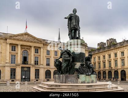 Reims, Frankreich- 13. September 2022: Blick auf den Place Royal in der Innenstadt von Reims mit der Statue von Louis XV in römischem Gewand Stockfoto