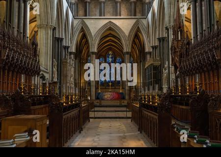 Salisbury, Vereinigtes Königreich - 8. September 2022: Blick auf den Chor in der historischen Kathedrale von Salisbury Stockfoto