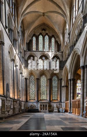 Salisbury, Vereinigtes Königreich - 8. September 2022: Blick auf das Seitenschiff in der historischen Kathedrale von Salisbury Stockfoto