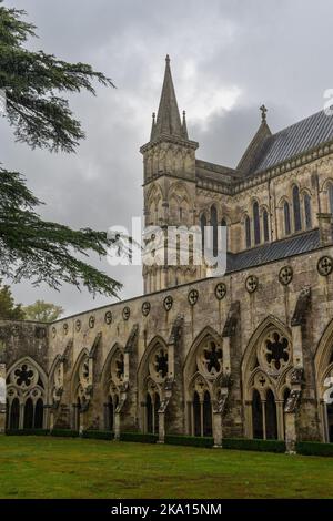 Salisbury, Großbritannien - 8. September 2022: Blick auf den Turm und den Kreuzgang der Kathedrale von Salisbury an einem regnerischen und bewölkten Tag Stockfoto