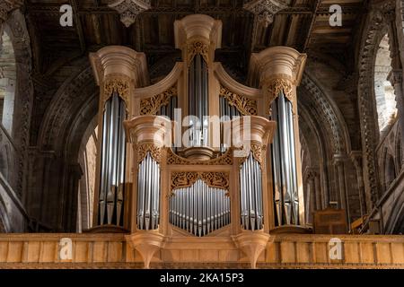 St Davids, Großbritannien - 28. August 2022: Nahaufnahme der historischen Pfeifenorgel in der St Davids Cathedral in Pembrokeshire Stockfoto