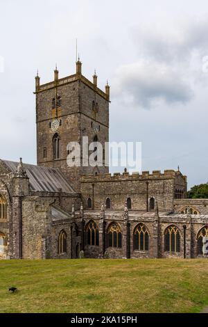 St Davids, Großbritannien - 28. August 2022: Vertikale Ansicht der St Davids Cathedral in Pembrokeshire Stockfoto