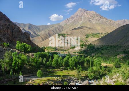 Malerische Sommerberglandschaft des Shing Flusstals im Marguzor Seengebiet, Fann Gebirge, in der Nähe von Penjikent oder Panjakent, Sughd, Tadschikistan Stockfoto