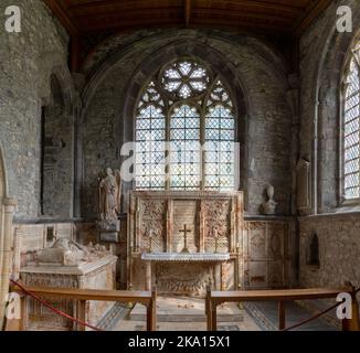 St Davids, Großbritannien - 28. August 2022: Blick auf eine der historischen Seitenkapellen in der St Davids Cathedral in Pembrokeshire Stockfoto