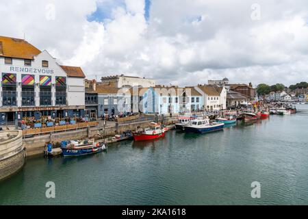 Weymouth, Vereinigtes Königreich - 7 September, 2022: Innenstadt von Weymouth und Fischerboote auf dem Fluss Wey in Dorset Stockfoto