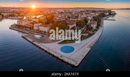 Zadar, Kroatien - Luftpanorama der Altstadt von Zadar an der Adria mit dem Gruß an die Sonne Denkmal, Zadar Skyline, Meeresorgel, b Stockfoto