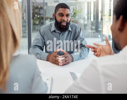 Einstellung, Einstellung und Vorstellungsgespräch Geschäftsmann mit Personalmanager für Gehaltsverhandlungsstrategie, Gespräch und Frage. Unternehmen Stockfoto