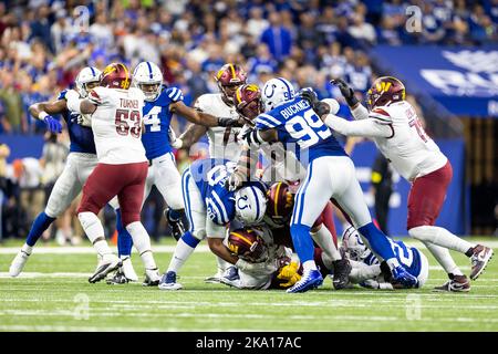 30. Oktober 2022: Washington Commanders laufen zurück Brian Robinson Jr. (8) spielt den Ball während des NFL-Spiels gegen die Indianapolis Colts in Indianapolis, Indiana. John Mersits/CSM. Stockfoto