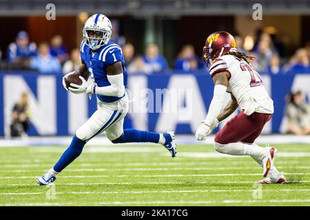 Indianapolis, Indiana, USA. 30. Oktober 2022. Der Indianapolis Colts-Breitempfänger Parris Campbell (1) läuft mit dem Ball, während Bobby McCain (20), der Sicherheitsmann der Washington Commander, während des NFL-Spiels in Indianapolis, Indiana, verfolgt. John Mersits/CSM/Alamy Live News Stockfoto