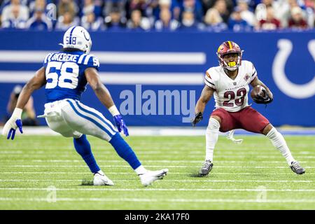 30. Oktober 2022: Washington Commanders laufen zurück J.D. McKissic (23) spielt den Ball während des NFL-Spiels gegen die Indianapolis Colts in Indianapolis, Indiana. John Mersits/CSM. Stockfoto