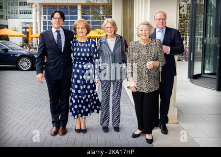 Den Haag, Niederlande. 30. Oktober 2022. Prinzessin Beatrix, Prinzessin Irene, Prinzessin Margriet, Prinz Maurits, Prinzessin Marilene, Prinz Carlos und Bernardo Guillermo nehmen am 55. 30. Oktober 2022 am Jubiläumskonzert der Prinzessin Christina Concours im Theater Amare in Den Haag, Niederlande, Teil. Quelle: Patrick van Katwijk/dpa/Alamy Live News Stockfoto