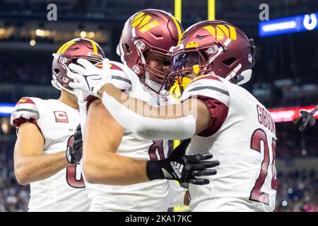 Indianapolis, Indiana, USA. 30. Oktober 2022. Washington Commanders laufen zurück Antonio Gibson (24) feiert mit Teamkollegen während des NFL-Spiels gegen die Indianapolis Colts in Indianapolis, Indiana. John Mersits/CSM/Alamy Live News Stockfoto