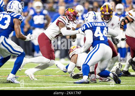 30. Oktober 2022: Washington Commanders laufen zurück Brian Robinson Jr. (8) spielt den Ball während des NFL-Spiels gegen die Indianapolis Colts in Indianapolis, Indiana. John Mersits/CSM. Stockfoto