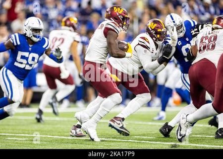 30. Oktober 2022: Washington Commanders laufen zurück Brian Robinson Jr. (8) spielt den Ball während des NFL-Spiels gegen die Indianapolis Colts in Indianapolis, Indiana. John Mersits/CSM. Stockfoto