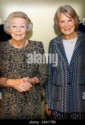 Den Haag, Niederlande. 30. Oktober 2022. Prinzessin Beatrix, Prinzessin Irene, Prinzessin Margriet, Prinz Maurits, Prinzessin Marilene, Prinz Carlos und Bernardo Guillermo nehmen am 55. 30. Oktober 2022 am Jubiläumskonzert der Prinzessin Christina Concours im Theater Amare in Den Haag, Niederlande, Teil. Quelle: Patrick van Katwijk/dpa/Alamy Live News Stockfoto