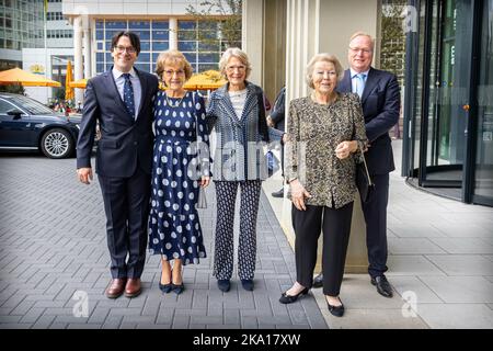 Den Haag, Niederlande. 30. Oktober 2022. Prinzessin Beatrix, Prinzessin Irene, Prinzessin Margriet, Prinz Maurits, Prinzessin Marilene, Prinz Carlos und Bernardo Guillermo nehmen am 55. 30. Oktober 2022 am Jubiläumskonzert der Prinzessin Christina Concours im Theater Amare in Den Haag, Niederlande, Teil. Quelle: Patrick van Katwijk/dpa/Alamy Live News Stockfoto