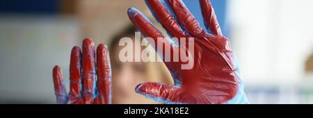 Blutige Hand in Arzt medizinische Handschuhe in der Klinik Stockfoto