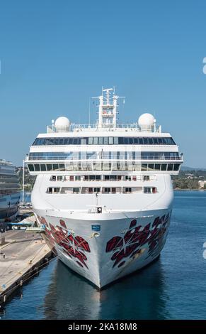 KORFU, GRIECHENLAND - 6. SEPTEMBER 2022: Das Schiff Norwegian Gem, die Norwegian Cruise Line, dockte an der Anlegestelle des Kreuzfahrthafens in Korfu, Griechenland. Stockfoto