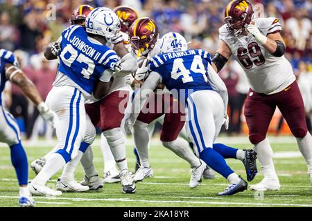 30. Oktober 2022: Washington Commanders laufen zurück J.D. McKissic (23) spielt den Ball während des NFL-Spiels gegen die Indianapolis Colts in Indianapolis, Indiana. John Mersits/CSM. Stockfoto