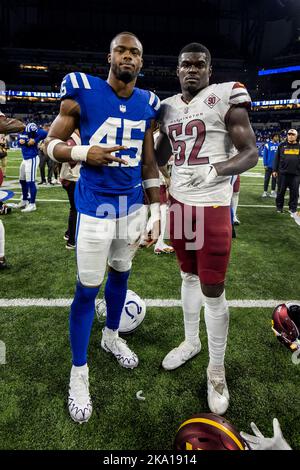 30. Oktober 2022: Indianapolis Colts Linebacker E.J. Speed (45) und Washington Commanders Linebacker Jamin Davis (52) nach dem NFL-Spiel in Indianapolis, Indiana. John Mersits/CSM. Stockfoto